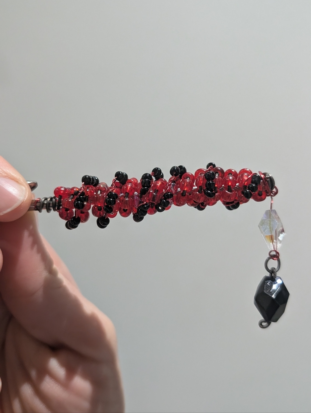 🍀💨 Handcrafted Red and Black Beaded Joint Clip 🍀💨